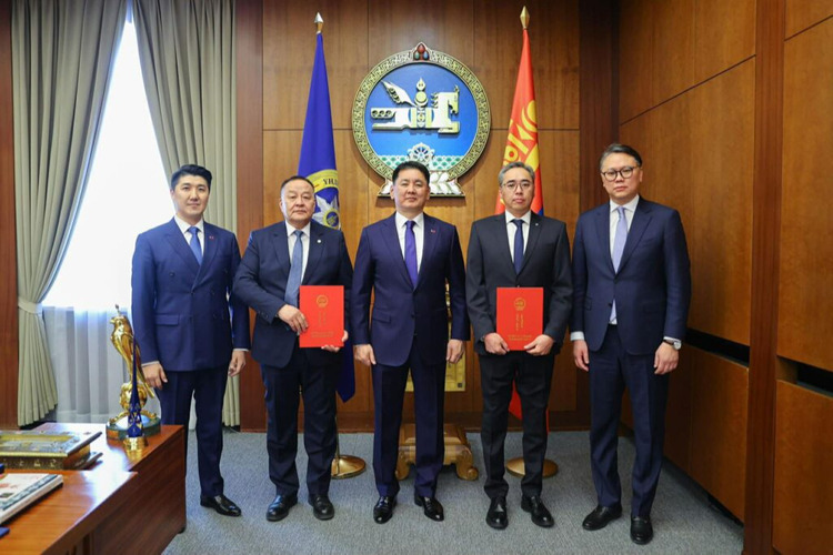 Элчин сайд нарт Итгэмжлэх жуух бичгийг нь гардууллаа